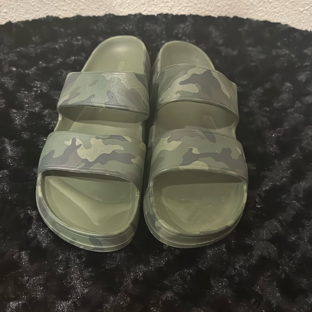 Old Navy Molded EVA Slides Womens Size 10 Camo EUC
